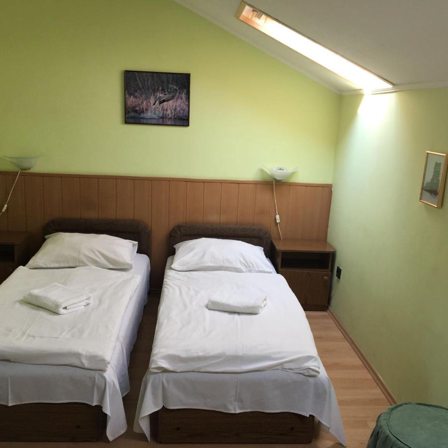 Bed and Breakfast Muskátli Panzió Győr Esterno foto