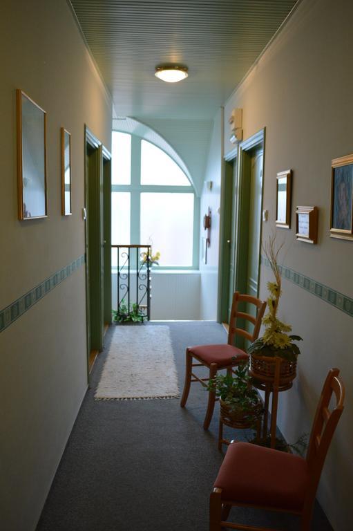 Bed and Breakfast Muskátli Panzió Győr Esterno foto