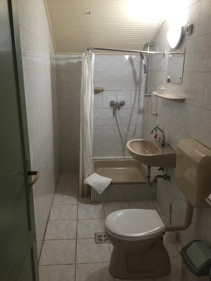 Bed and Breakfast Muskátli Panzió Győr Esterno foto