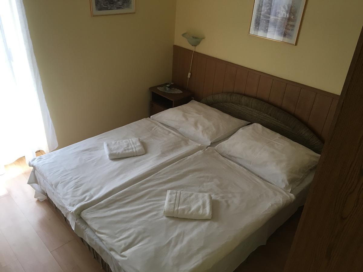 Bed and Breakfast Muskátli Panzió Győr Esterno foto