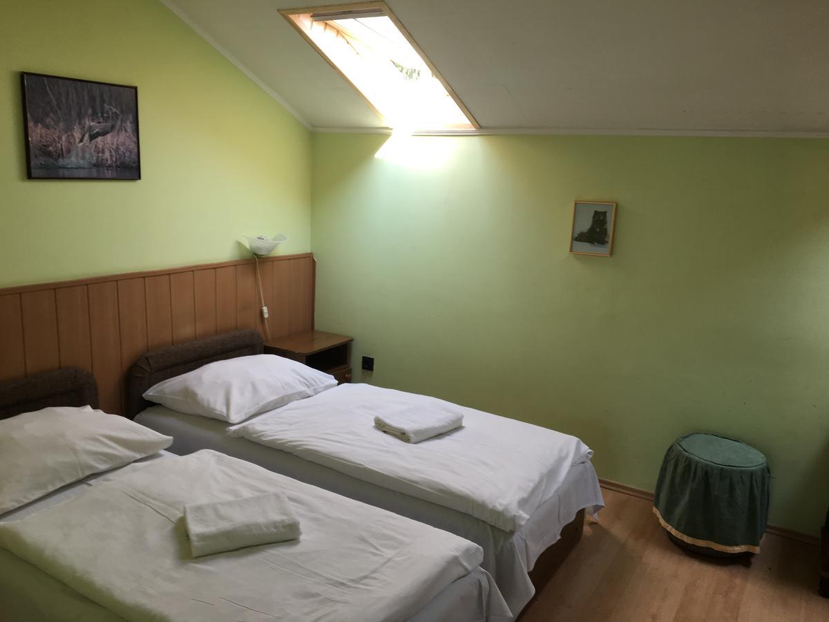 Bed and Breakfast Muskátli Panzió Győr Esterno foto