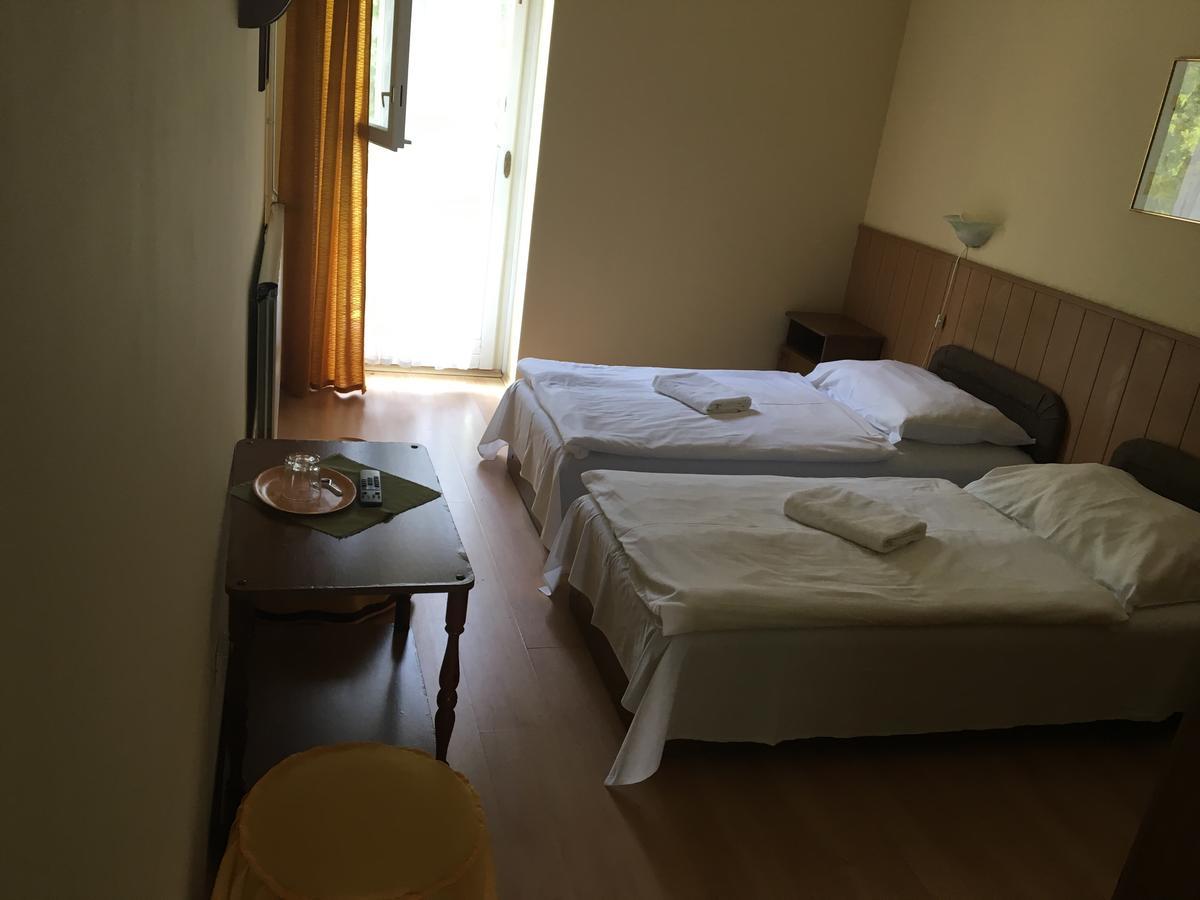 Bed and Breakfast Muskátli Panzió Győr Esterno foto