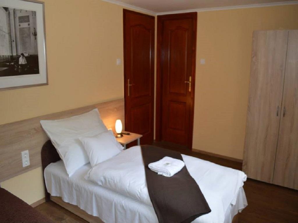 Bed and Breakfast Muskátli Panzió Győr Esterno foto